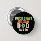 Touch Grass Gamer Slay Quote with Dad Humor Button (Vorne & Hinten)