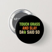 Touch Grass Gamer Slay Zitat mit Dad Humor Button (Vorne & Hinten)