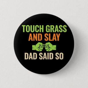 Touch Grass Gamer Slay Zitat mit Dad Humor Knopf Button