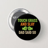 Touch Grass Gamer Slay Zitat mit Dad Humor Knopf Button (Vorne & Hinten)