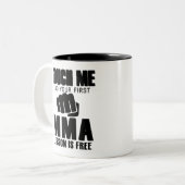 Touch Me und Ihr erster MIXED MARTIAL ARTS Lektion Zweifarbige Tasse (Vorderseite Links)