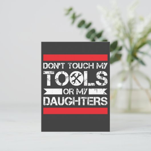 Touch meine Werkzeuge oder meine Töchter nicht Postkarte (Stehend Vorderseite)
