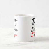 Touch mich nicht, dass ich dich mit einem schwarze kaffeetasse (Mittel)