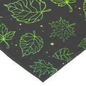 Touch von eleganten grünen Blätter auf schwarz Mittelgroßer Tischläufer (Ecke)
