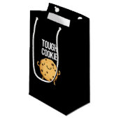 Tough Cookie Funny Cookie Pun Dark BG Kleine Geschenktüte (Vorderseite Schrägansicht)