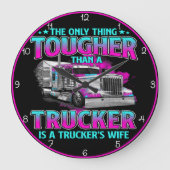 Tougher als Trucker: LKW-Ehefrau Große Wanduhr (Vorderseite)