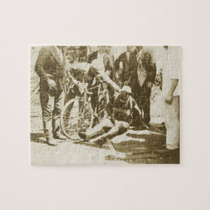 Tour de France 1936 verletzter Rider erhält Hilfe  Puzzle