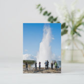 Tourist beobachten Strokkur Postkarte (Stehend Vorderseite)