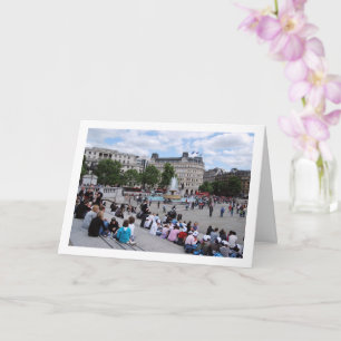Touristen am Trafalgar Square, London, England Karte