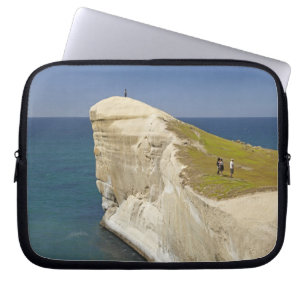 Touristen auf der Klippe am Tunnel Beach Laptopschutzhülle