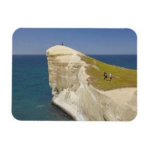 Touristen auf der Klippe am Tunnel Beach Magnet