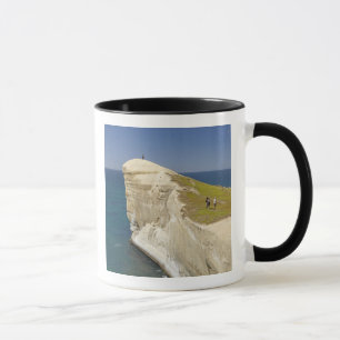 Touristen auf der Klippe am Tunnel Beach Tasse