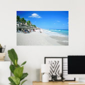 Touristen gehen am Cancun Strand Poster (Heimbüro)