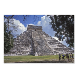 Touristen gehen an einer nicht restaurierten Seite Fotodruck