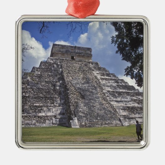 Touristen gehen an einer nicht restaurierten Seite Silbernes Ornament (Vorne)