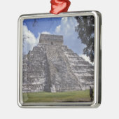 Touristen gehen an einer nicht restaurierten Seite Silbernes Ornament (Links)