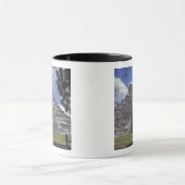 Touristen gehen an einer nicht restaurierten Seite Tasse (Zentrum)