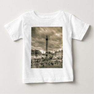 Touristen im Trafalgar-Platz, London Baby T-shirt