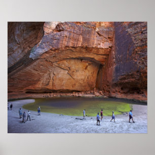 Touristen in Cathedral Gorge, Bungle Bungles Poster