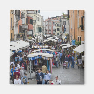 Touristen in einem Straßenmarkt, Venedig, Italien Magnet