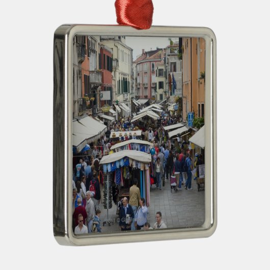 Touristen in einem Straßenmarkt, Venedig, Italien Ornament Aus Metall (Rechts)