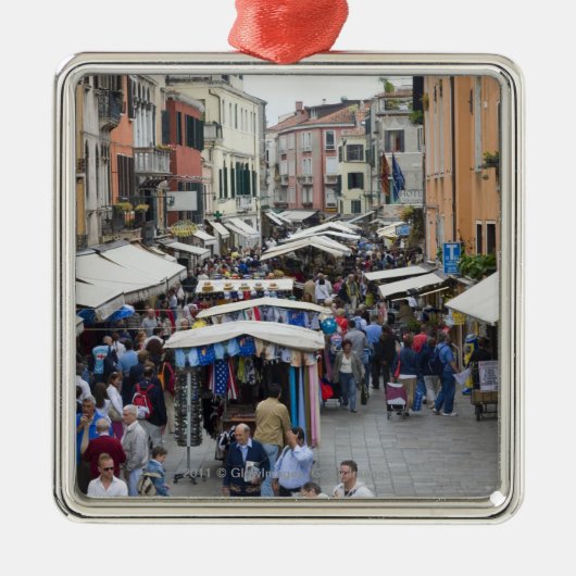 Touristen in einem Straßenmarkt, Venedig, Italien Ornament Aus Metall (Vorne)