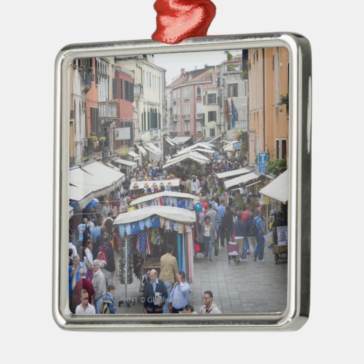 Touristen in einem Straßenmarkt, Venedig, Italien Ornament Aus Metall (Links)