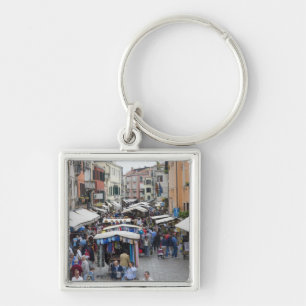 Touristen in einem Straßenmarkt, Venedig, Italien Schlüsselanhänger