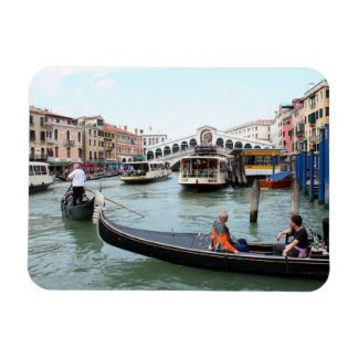 Touristen in Gondola schauen auf Rialto Brücke, Ve Magnet