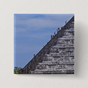 Touristen klettern Treppe auf Ruinen von El Button