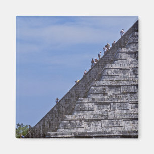 Touristen klettern Treppe auf Ruinen von El Magnet
