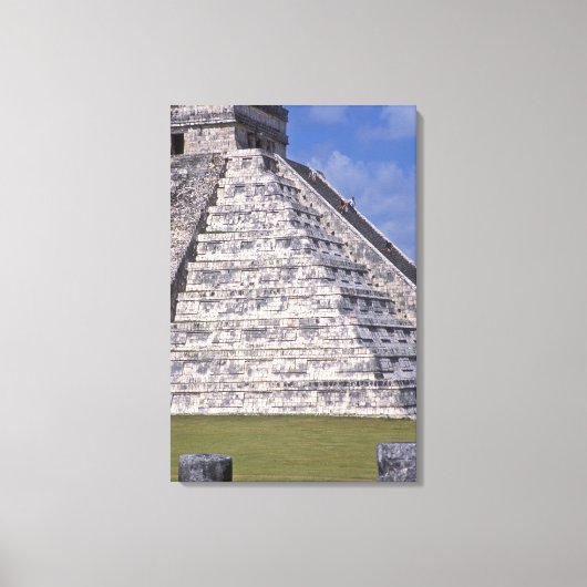 Touristen klettern Treppe von El Castillo, Stein Leinwanddruck (Vorderseite)