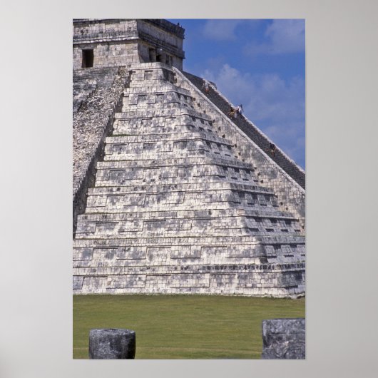 Touristen klettern Treppe von El Castillo, Stein Poster (Vorne)