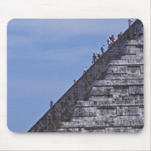 Touristen steigen Treppen auf den Ruinen von El Mousepad