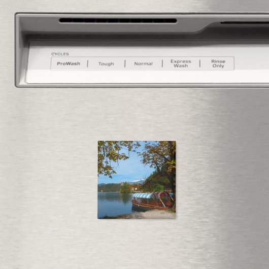 Touristenboote im Bled-See im Herbst Magnet (In Situ (Geschirrspüler))