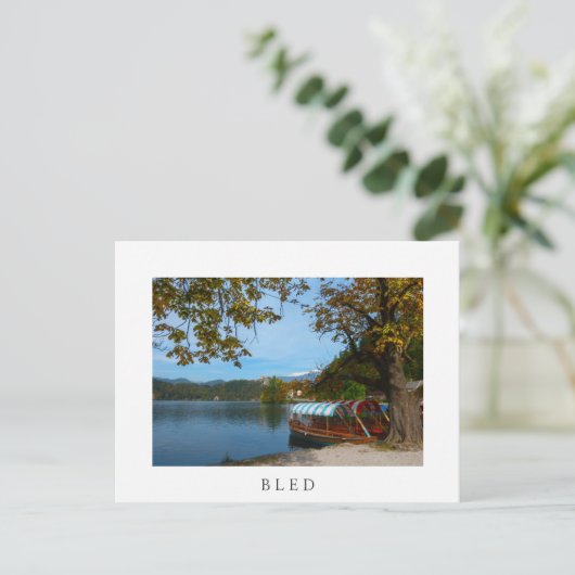 Touristenboote im Bled-See im Herbst Postkarte (Stehend Vorderseite)