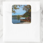 Touristenboote im Bled-See im Herbst Quadratischer Aufkleber (Tasche)