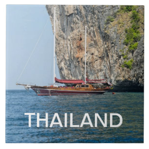 Touristenjacht an der Küste Thailands Phi-Phi-Phi Fliese