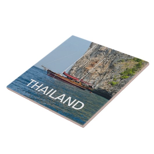 Touristenjacht an der Küste Thailands Phi-Phi-Phi Fliese (Seite)