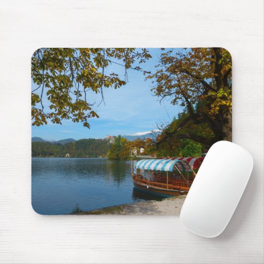 Touristische Boote im See geblutet im Herbst Mousepad (Mit Mouse)