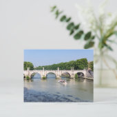 Touristische Bootspässe unter Ponte Sant'Angelo - Postkarte (Stehend Vorderseite)