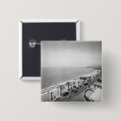 Touristische komplexe Ansicht an der Küste B&W Button (Vorne & Hinten)