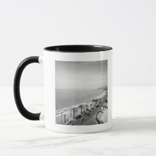 Touristische komplexe Ansicht an der Küste B&W Tasse
