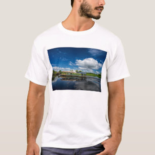 Touristisches Boots-Reflexion T-Shirt
