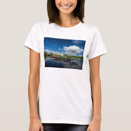 Touristisches Boots-Reflexion T-Shirt (Vorderseite)