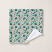 Towels with a teal floral pattern hang  badhandtuch set (Waschlappen)