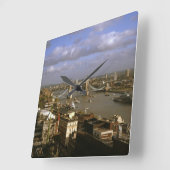 Tower Bridge in den 90er Jahren Quadratische Wanduhr (Winkel)