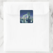 Tower Bridge in Dusk Quadratischer Aufkleber (Tasche)
