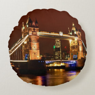 Tower Bridge, London at Night, England (UK) Rundes Kissen