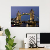 Tower Bridge London England in Dusk Poster (Heimbüro)
